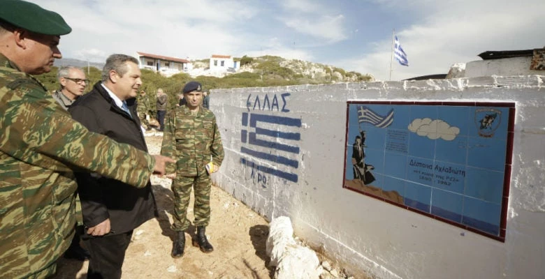 Τα εύσημα του ΥΕΘΑ στον αξιωματικό της Φρουράς για την κεραυνοβόλα αντίδραση στη Ρω